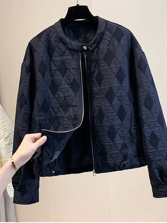 Корейское тонкое хлопковое тюлевое женское пальто с воротником-стойкой, осень-зима 202, новое свободное повседневное хлопковое пальто со стеганым ромбовидным узором
Корейское тонкое хлопковое тюлевое женское пальто с воротником-стойкой, осень-зима 202, новое свободное повседневное хлопковое пальто со стеганым ромбовидным узором