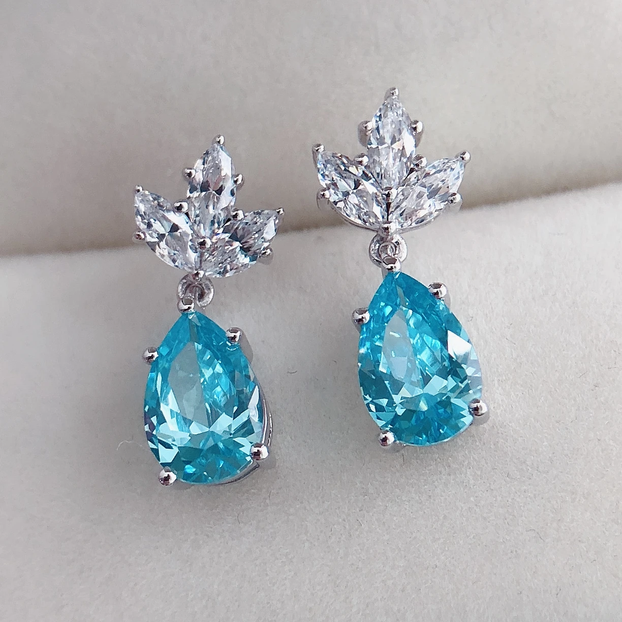 1.5 Carat Water-drop Light Blue Diamond Stud Earrings Solid 14K White Gold Engagement Jewelry 056
1.5 Carat Water-drop Light Blue Diamond Stud Earrings Solid 14K White Gold Engagement Jewelry 056