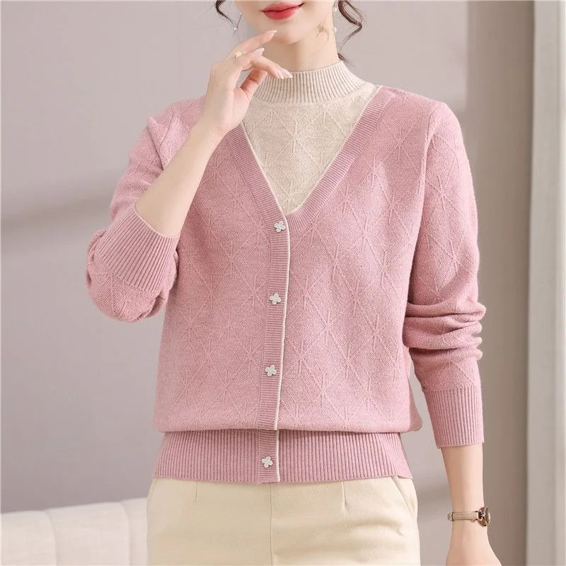 Осень-зима 2025 г., новый стиль, сращенный искусственный свитер из двух частей для женщин с получерепаховым воротником, вязаная основа, модный топ
Осень-зима 2025 г., новый стиль, сращенный искусственный свитер из двух частей для женщин с получерепаховым воротником, вязаная основа, модный топ