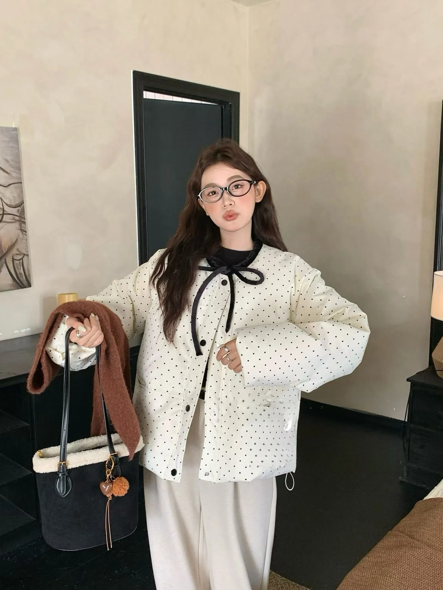 Зимняя женская куртка-пуховик Moonlight Initial Snow Down, большие размеры, для полных женщин, новая коллекция, свободный крой, утепленная, 200 г/м², модель Bread Coat
Зимняя женская куртка-пуховик Moonlight Initial Snow Down, большие размеры, для полных женщин, новая коллекция, свободный крой, утепленная, 200 г/м², модель Bread Coat