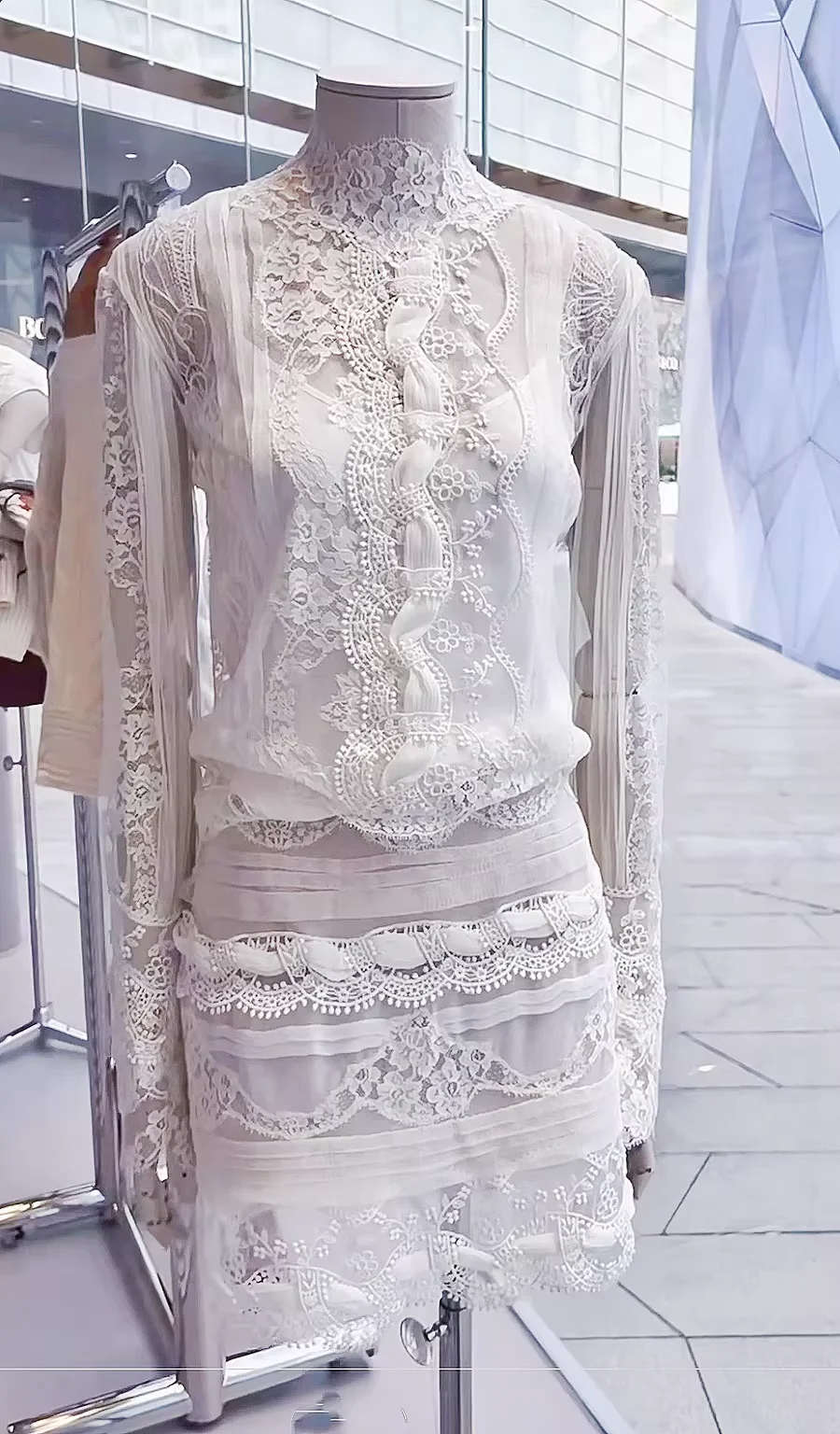100% Silk Transparent Lace Skirt Set Fashion Women's Embroidered White Blouse Sexy Ladies Mini Pencil Skirt Outfits
100% Silk Transparent Lace Skirt Set Fashion Women's Embroidered White Blouse Sexy Ladies Mini Pencil Skirt Outfits