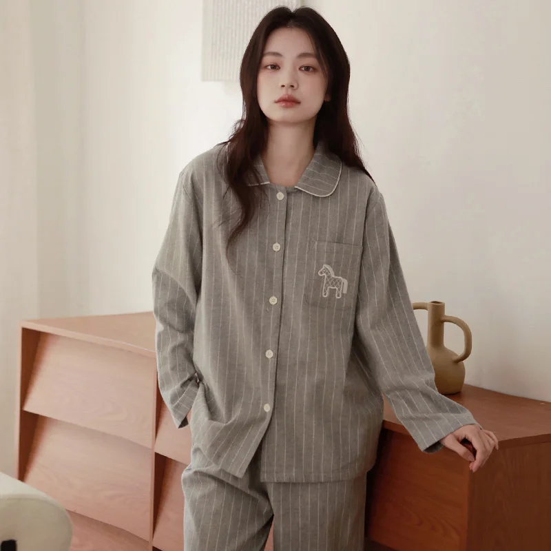 Женская бархатная пижама из чистого хлопка с простыми и элитными полосками, которую можно носить в качестве верхней одежды.
Женская бархатная пижама из чистого хлопка с простыми и элитными полосками, которую можно носить в качестве верхней одежды.