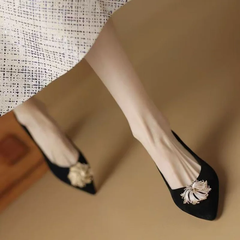 2026 Новые женские профессиональные туфли на высоком каблуке с острым носком на шпильке - замшевые элегантные туфли на плоской подошве с цветочным декором, изящная рабочая обувь для пригородных поездок
2026 Новые женские профессиональные туфли на высоком каблуке с острым носком на шпильке - замшевые элегантные туфли на плоской подошве с цветочным декором, изящная рабочая обувь для пригородных поездок