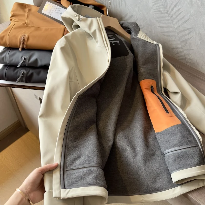 Мужская и женская уличная куртка с флисовой подкладкой, 3D-кроем, проклеенными швами, капюшоном, дышащая, с длинными рукавами, на молнии, из полиэстера.
Мужская и женская уличная куртка с флисовой подкладкой, 3D-кроем, проклеенными швами, капюшоном, дышащая, с длинными рукавами, на молнии, из полиэстера.