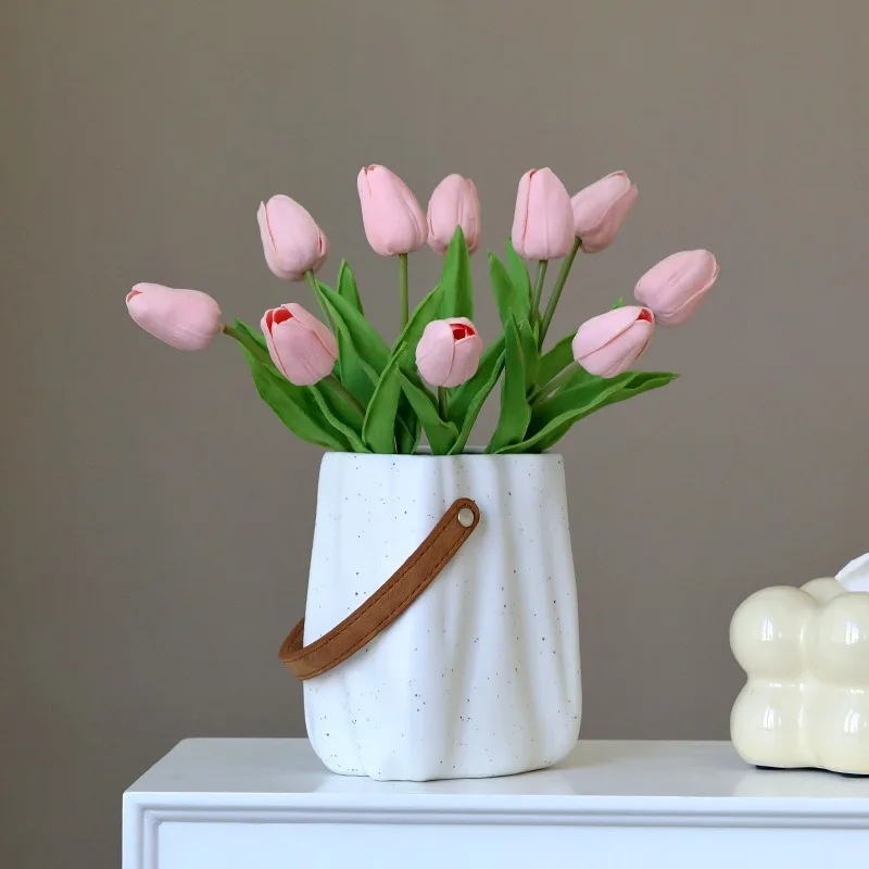 2024Nordic tote bag flower ceramic vase decoration Simple style Glazing process home decoration accessories office decoration
2024Nordic tote bag flower ceramic vase decoration Simple style Glazing process home decoration accessories office decoration