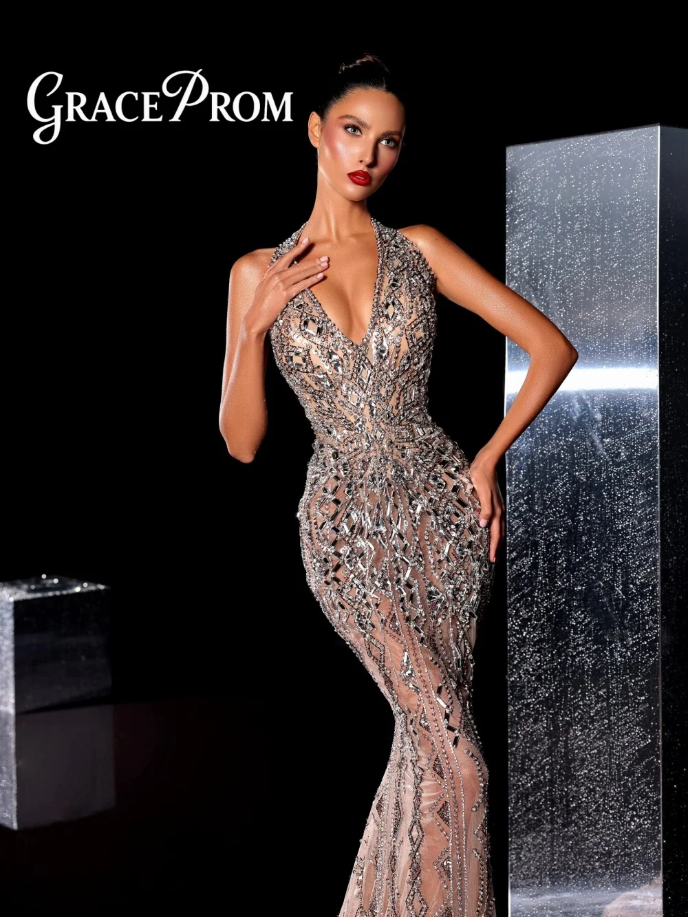 Glamorous Halter Neck Evening Dress 2026 Elegant Crystal Carpet Gown Stylish A Line Floor Length Party Gown فساتين سهر
Glamorous Halter Neck Evening Dress 2026 Elegant Crystal Carpet Gown Stylish A Line Floor Length Party Gown فساتين سهر