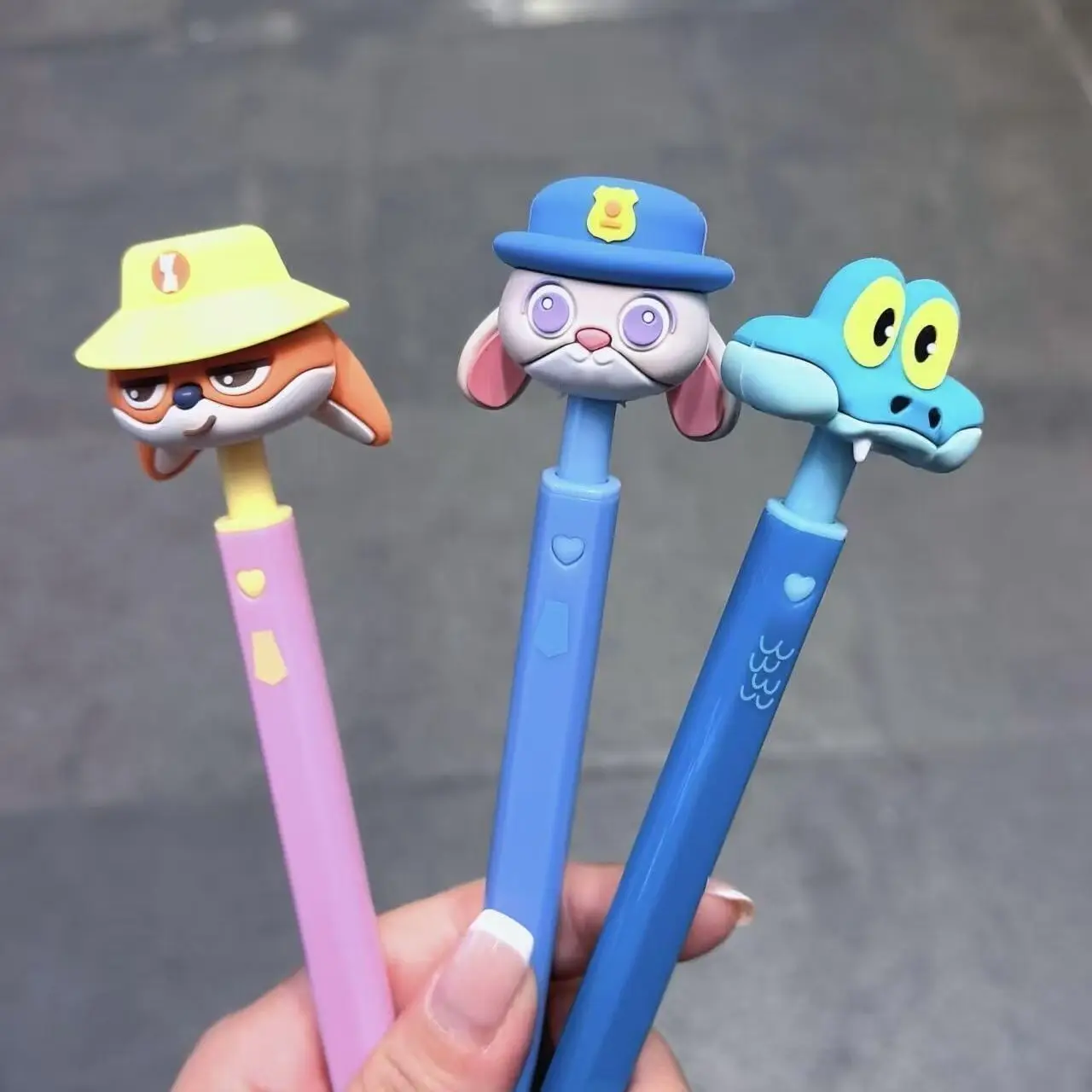 Zootopia cartoon Gary snake click gel pen black quick-dry test pen student writing pen fun stationery
Zootopia cartoon Gary snake click gel pen black quick-dry test pen student writing pen fun stationery