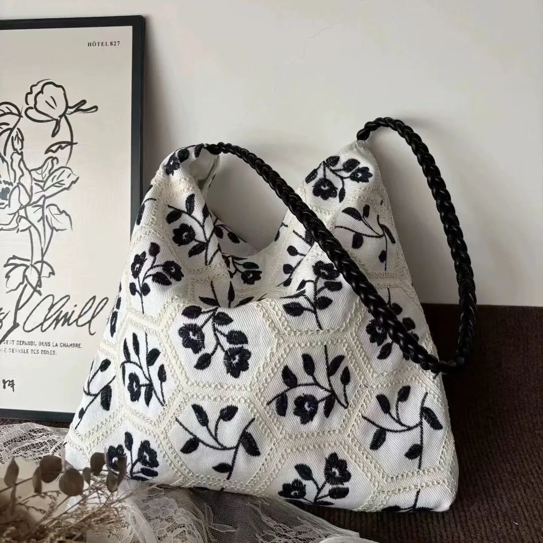 Handmade Embroidered Denim Tote Bag Versatile Spring Summer Outdoor Functional Style Unisex Accordion Bag Popular Design
Handmade Embroidered Denim Tote Bag Versatile Spring Summer Outdoor Functional Style Unisex Accordion Bag Popular Design