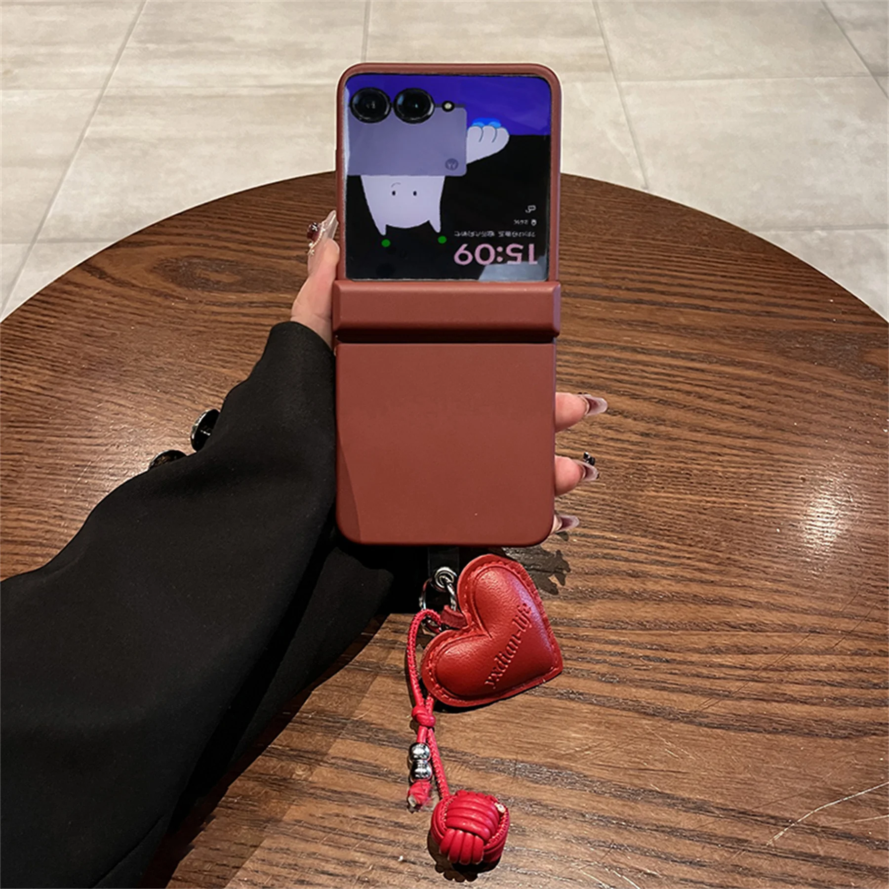Wine Red Leather Weave Ball Love Heart Pendant Phone Case for Samsung Galaxy Z Flip 7 6 Zflip 5 ZFlip 4 ZFlip3 Shockproof Cover
Wine Red Leather Weave Ball Love Heart Pendant Phone Case for Samsung Galaxy Z Flip 7 6 Zflip 5 ZFlip 4 ZFlip3 Shockproof Cover