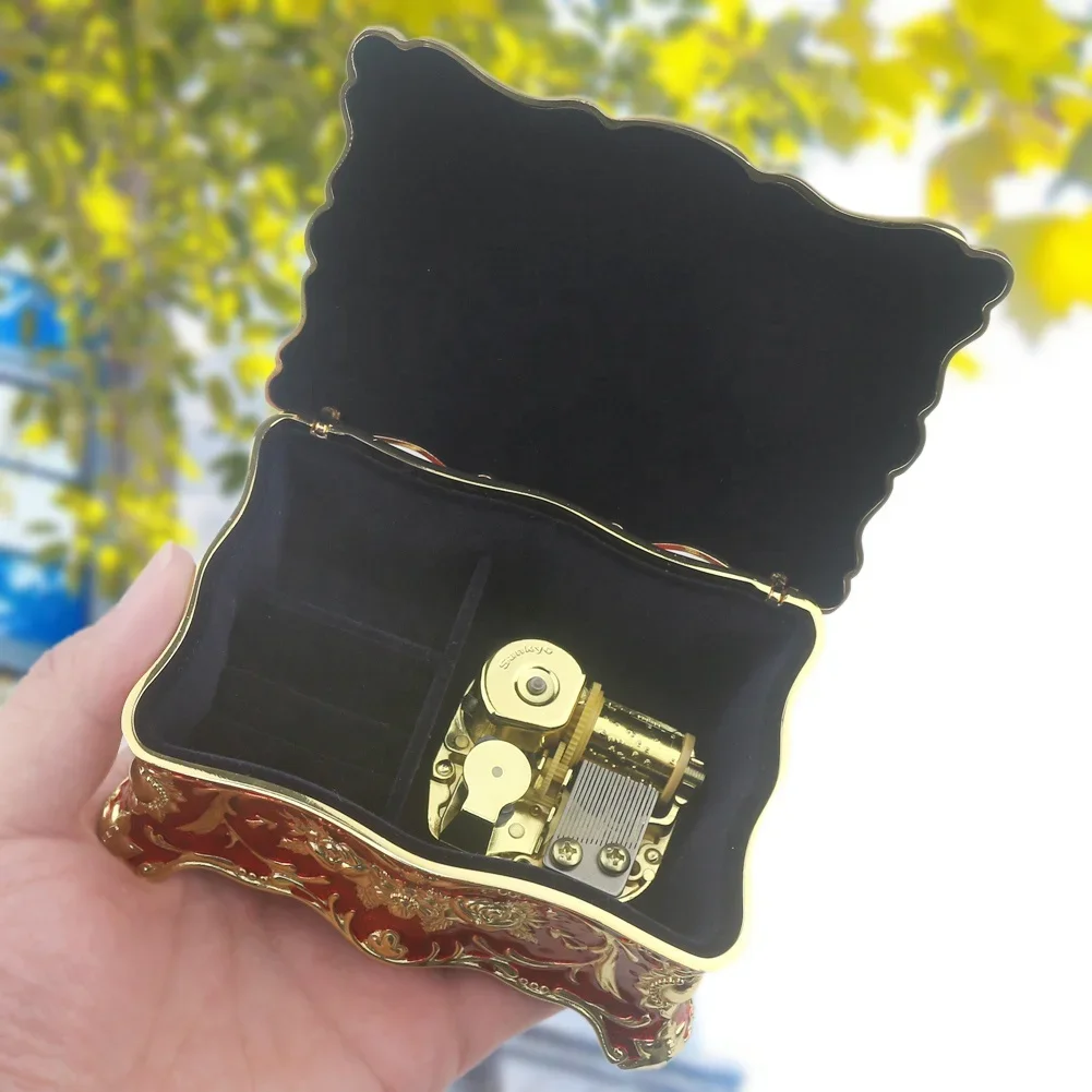 Металлическая музыкальная шкатулка из тисненого цинкового сплава, заводное движение, бутик подарков на Рождество, День святого Валентина
Металлическая музыкальная шкатулка из тисненого цинкового сплава, заводное движение, бутик подарков на Рождество, День святого Валентина