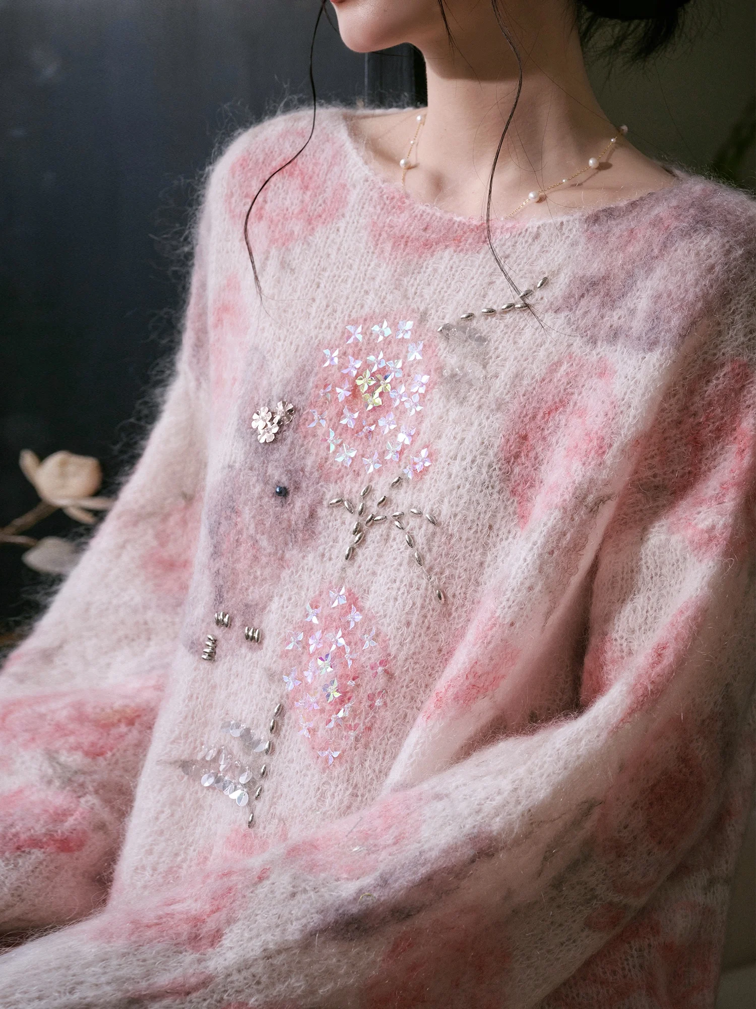 Новый китайский вязаный свитер для женщин из смесовой шерсти с вышивкой бисером, свободного кроя, с круглым вырезом, с цветочным узором
Новый китайский вязаный свитер для женщин из смесовой шерсти с вышивкой бисером, свободного кроя, с круглым вырезом, с цветочным узором