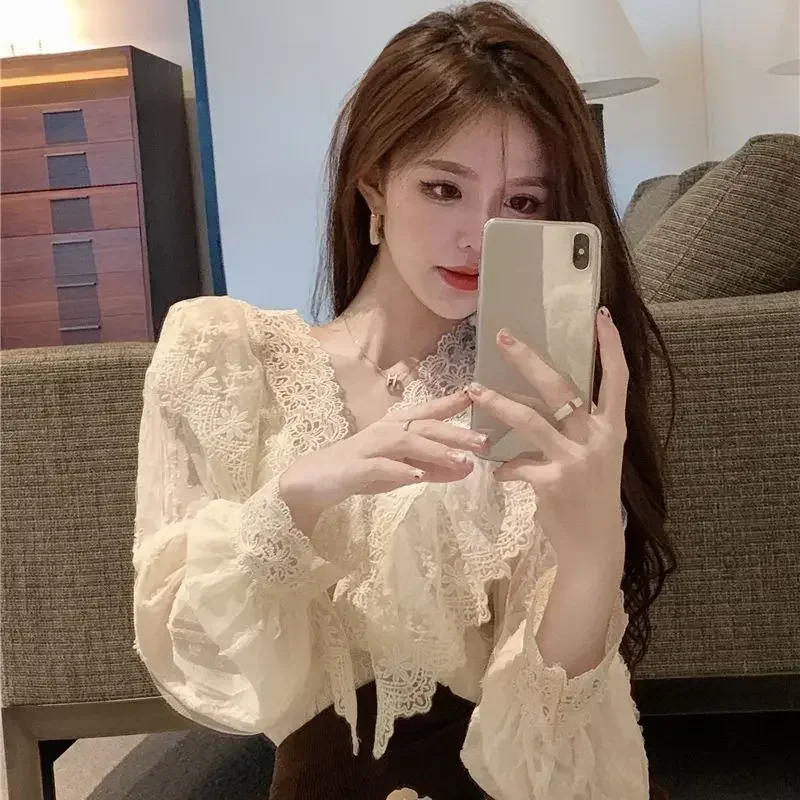 Французская кружевная рубашка с v-образным вырезом и длинными рукавами, милая рубашка с рюшами для женщин, весна-осень, уникальный темпераментный элегантный повседневный модный топ
Французская кружевная рубашка с v-образным вырезом и длинными рукавами, милая рубашка с рюшами для женщин, весна-осень, уникальный темпераментный элегантный повседневный модный топ