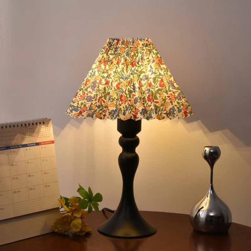Vintage Chic Pleated Floral Fabric LampshadeTable Light Table Lamp for Bedroom Nordic Minimalist Night Light Desk Lamp
Vintage Chic Pleated Floral Fabric LampshadeTable Light Table Lamp for Bedroom Nordic Minimalist Night Light Desk Lamp