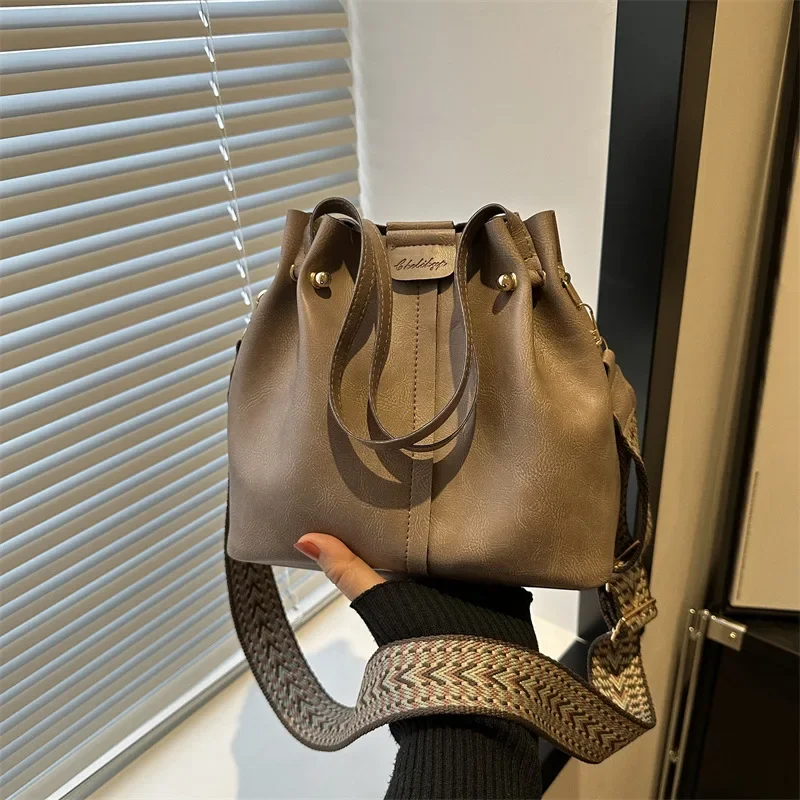 2024 New Retro Fashion Simple Bucket Bag Solid Color One Shoulder Messenger Bag Women Bag Designer Bags Luxury
2024 New Retro Fashion Simple Bucket Bag Solid Color One Shoulder Messenger Bag Women Bag Designer Bags Luxury