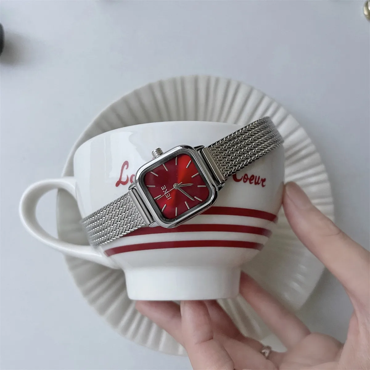 New Luxury Women'S Watch, Simple And Elegant Design, Branded Metal Chain Strap, Fashionable And Artistic Women'S Wristwatch.
New Luxury Women'S Watch, Simple And Elegant Design, Branded Metal Chain Strap, Fashionable And Artistic Women'S Wristwatch.