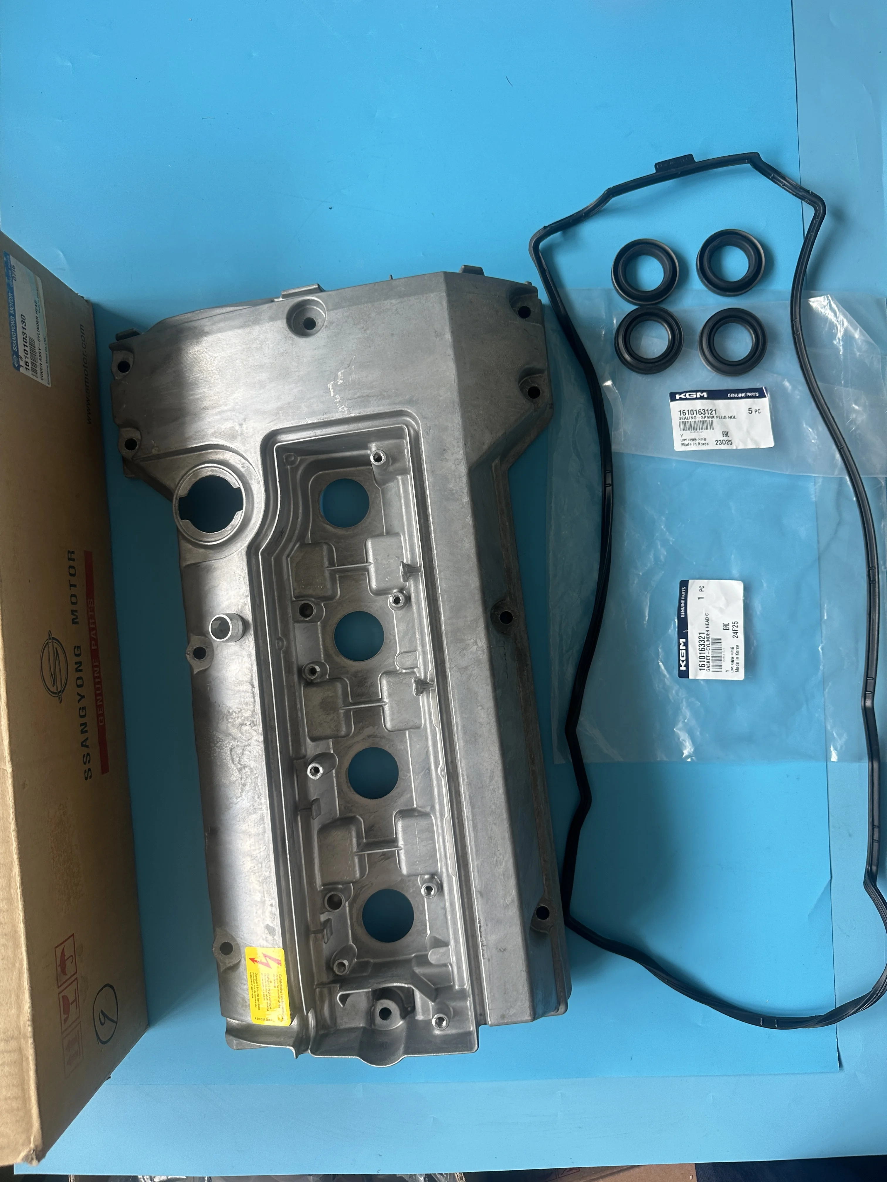 Cylinder Head Cover 1610103130 Gasket 1610163321 Spark Plug Hole Sealing 1610163121 For Ssangyong MB100 Istana Actyon Kyron E23
Cylinder Head Cover 1610103130 Gasket 1610163321 Spark Plug Hole Sealing 1610163121 For Ssangyong MB100 Istana Actyon Kyron E23