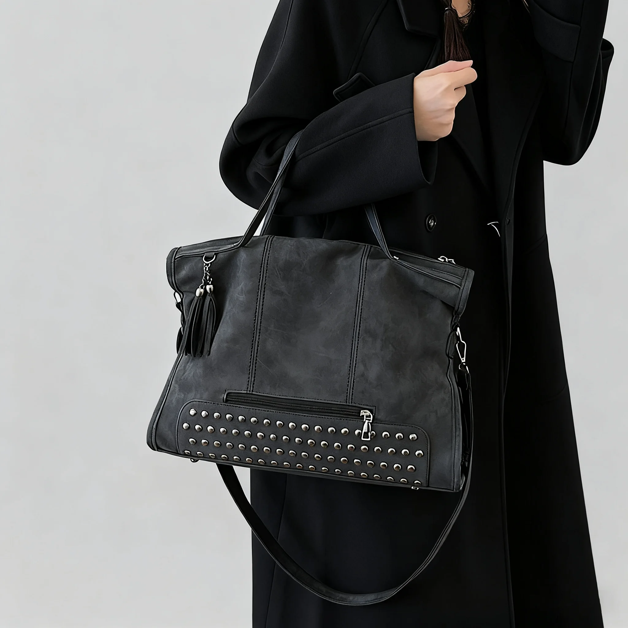 Large-capacity handheld crossbody bag for daily commuting to school or work
Large-capacity handheld crossbody bag for daily commuting to school or work