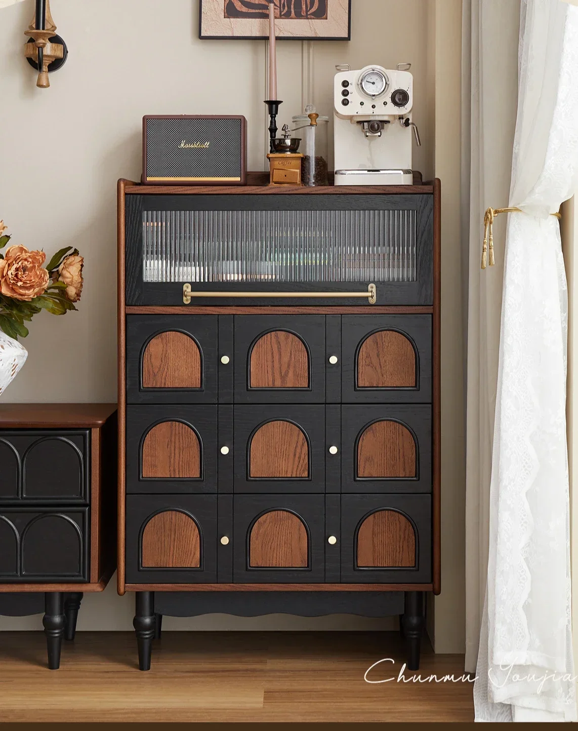 French retro solid wood chest living room against the wall TV next to the small side cabinet bedroom bed
French retro solid wood chest living room against the wall TV next to the small side cabinet bedroom bed