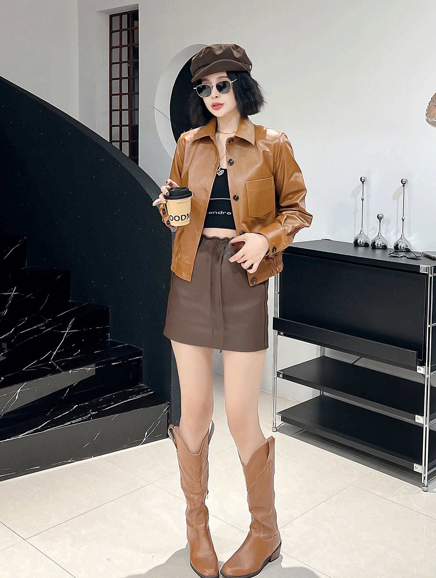 Натуральная кожаная куртка из овчины для женщин, повседневная, из вощеной кожи, с одной пуговицей, воротником, для осени и зимы
Натуральная кожаная куртка из овчины для женщин, повседневная, из вощеной кожи, с одной пуговицей, воротником, для осени и зимы