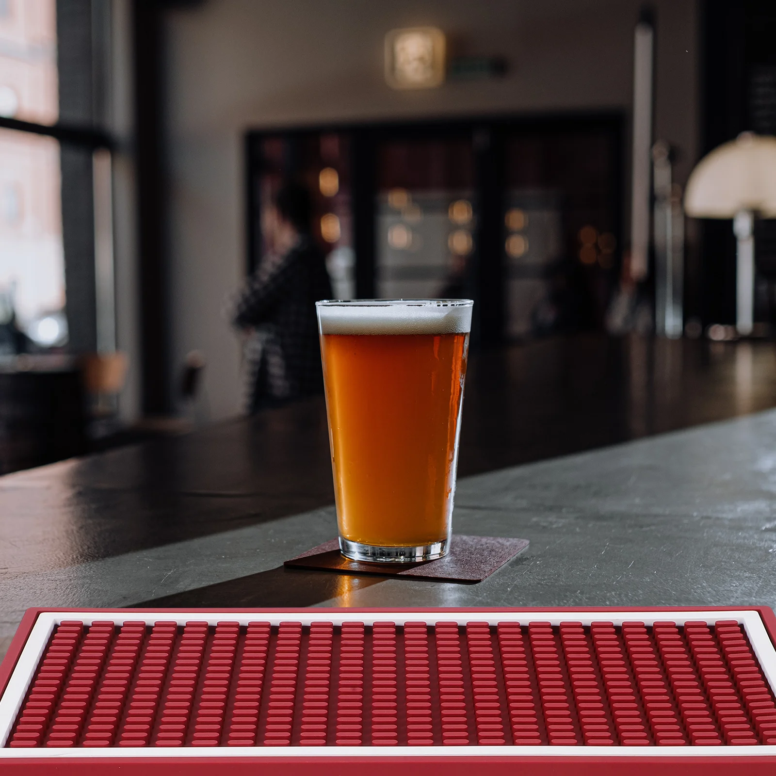 Stylish White-Edged Drying Mat for Bar Counter Spill Control Non-Slip Surface Ideal for Cocktail Mixing and Glass Drying
Stylish White-Edged Drying Mat for Bar Counter Spill Control Non-Slip Surface Ideal for Cocktail Mixing and Glass Drying