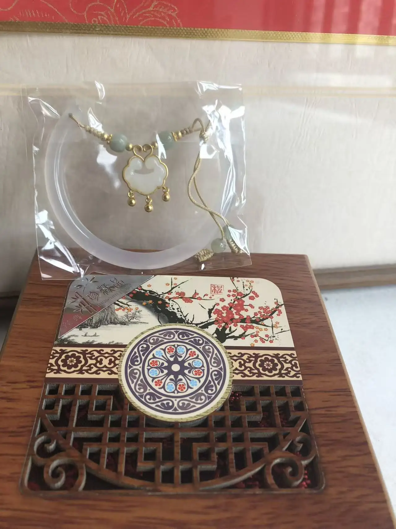 Elegant Hotan Jade Bracelet for Women with Safety Lock White Jade Pith Design Senior Jewelry Ideal Mother's Day Gift
Elegant Hotan Jade Bracelet for Women with Safety Lock White Jade Pith Design Senior Jewelry Ideal Mother's Day Gift