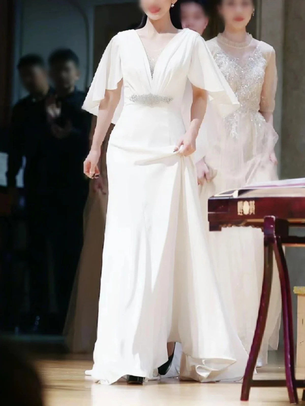 Элегантное белое длинное платье для выступлений, концертов, вокальных экзаменов, бальных мероприятий, роскошное модное платье для взрослых женщин
Элегантное белое длинное платье для выступлений, концертов, вокальных экзаменов, бальных мероприятий, роскошное модное платье для взрослых женщин