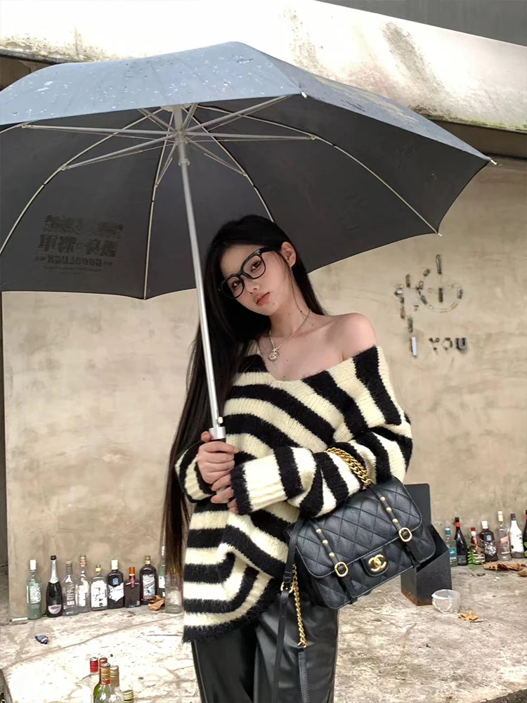 Зимний свободный вязаный свитер женский с V-образным вырезом, в полоску, повседневный, в стиле Sweet Wind, черно-белый, для дерзких девушек
Зимний свободный вязаный свитер женский с V-образным вырезом, в полоску, повседневный, в стиле Sweet Wind, черно-белый, для дерзких девушек