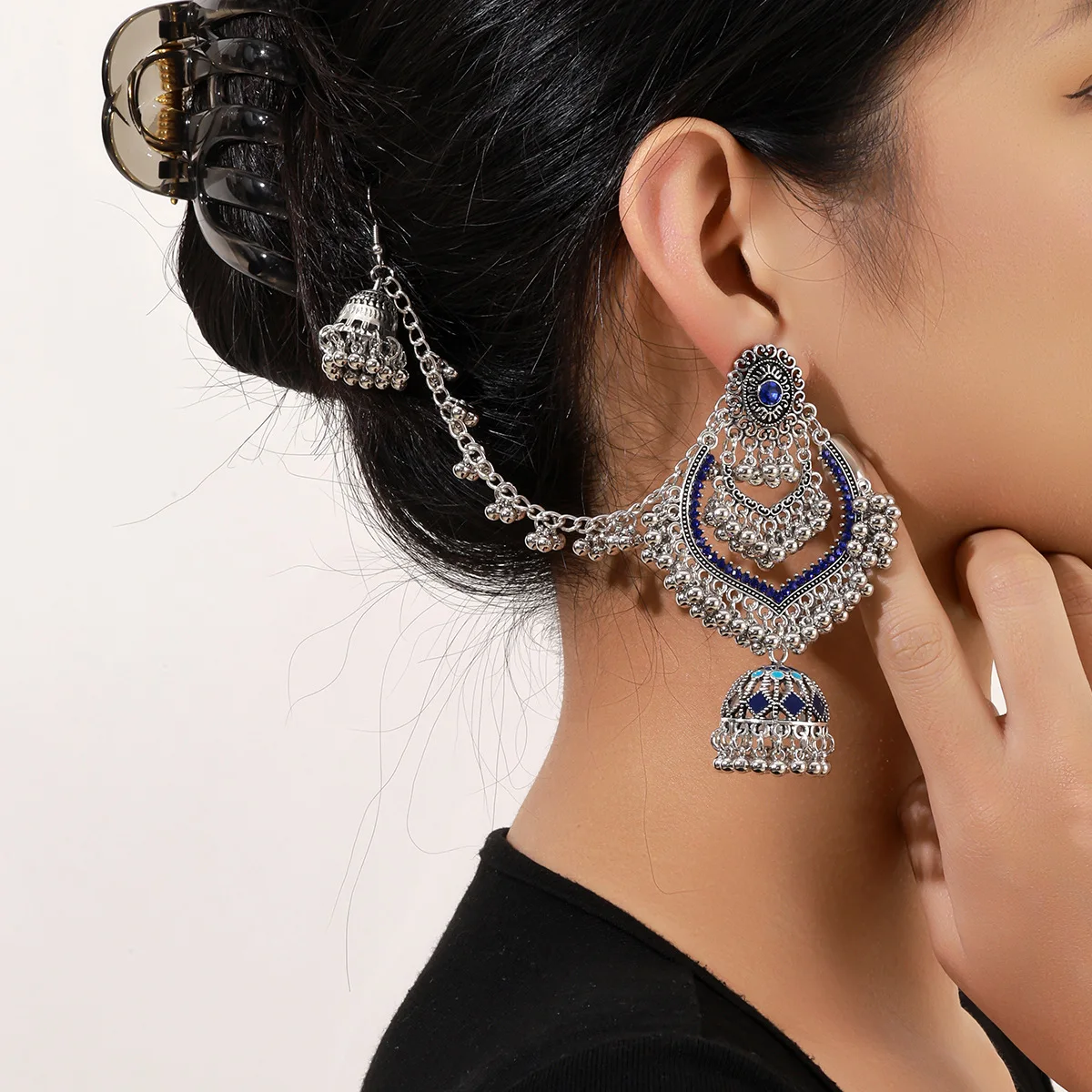 Ethnic Heart Shape Blue Crystal Earrings Vintage Silver Color Metal Hollow Tassel Earrings Female Wedding Jewelry Gift
Ethnic Heart Shape Blue Crystal Earrings Vintage Silver Color Metal Hollow Tassel Earrings Female Wedding Jewelry Gift