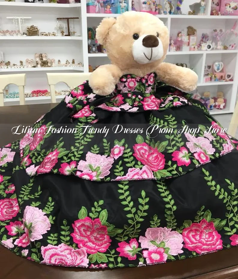 Mexico Charro Quinceanera Teddy Bear Dress Black 3D Floral Embroidery Ruffle Poncho Customised
Mexico Charro Quinceanera Teddy Bear Dress Black 3D Floral Embroidery Ruffle Poncho Customised