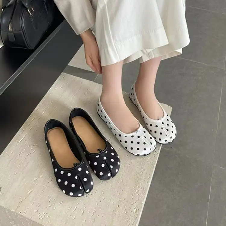 Black polka dots flat-bottomed open-toed women's autumn new polka dots fashion niche Doudou women's shoes
Black polka dots flat-bottomed open-toed women's autumn new polka dots fashion niche Doudou women's shoes