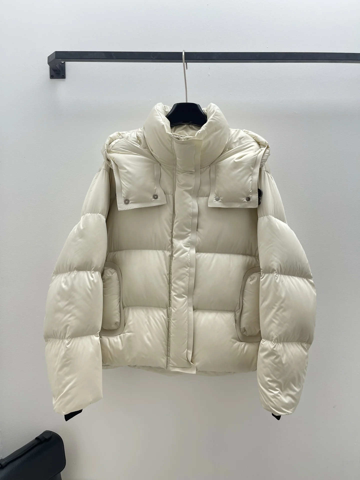 Осенне-зимняя новая женская дорожная куртка, пуховик с капюшоном для женщин, утолщенный средний и длинный белый гусиный пух, свободный
Осенне-зимняя новая женская дорожная куртка, пуховик с капюшоном для женщин, утолщенный средний и длинный белый гусиный пух, свободный