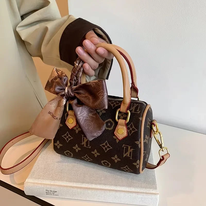High Quality Leather Tote Bag For Ladies, Spacious Shoulder Style, Famous Designer Perfect For Shopping Spree
High Quality Leather Tote Bag For Ladies, Spacious Shoulder Style, Famous Designer Perfect For Shopping Spree