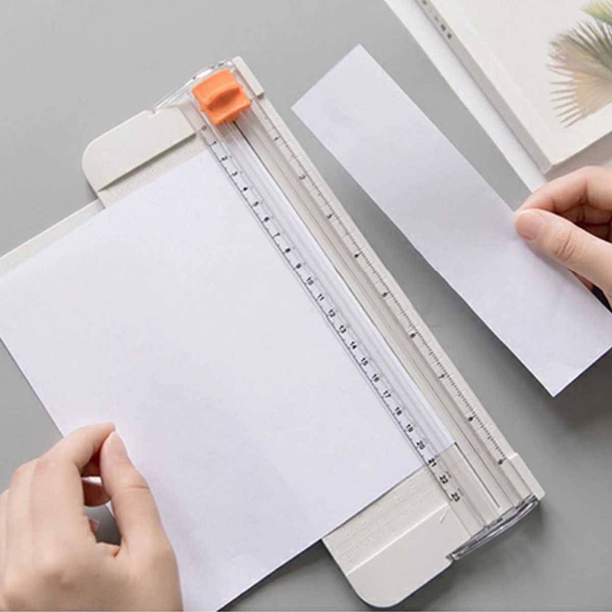 1pc Creative interchangeable knife head mini paper cutter, manual paper cutter, manual ledger diy manual paper cutter
1pc Creative interchangeable knife head mini paper cutter, manual paper cutter, manual ledger diy manual paper cutter