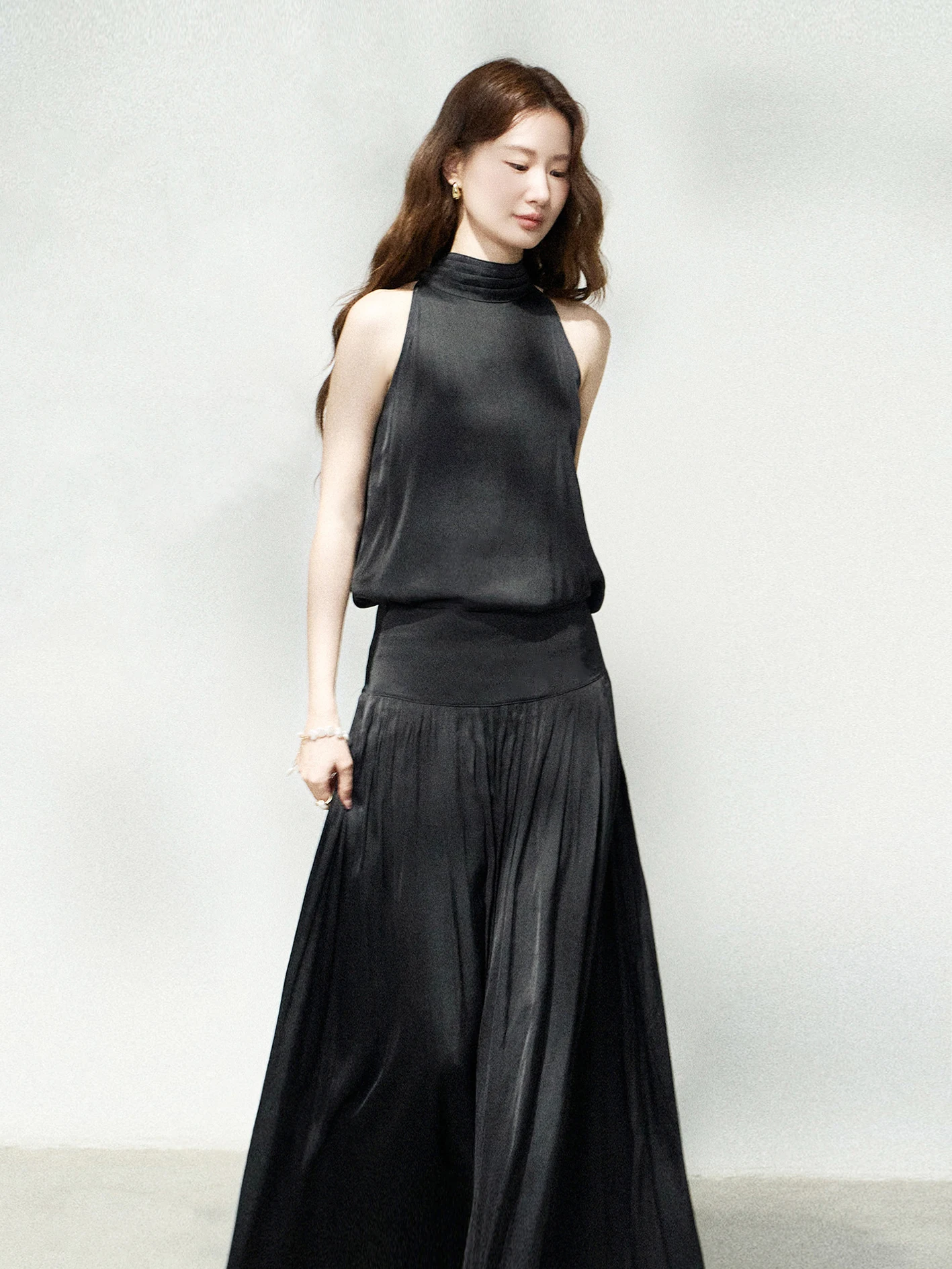 Elegant Black Sleeveless Collar High Waist Gown Skirt Set Women's Summer Fashion Smooth Satin Pleated Two-Piece Ensemble
Elegant Black Sleeveless Collar High Waist Gown Skirt Set Women's Summer Fashion Smooth Satin Pleated Two-Piece Ensemble