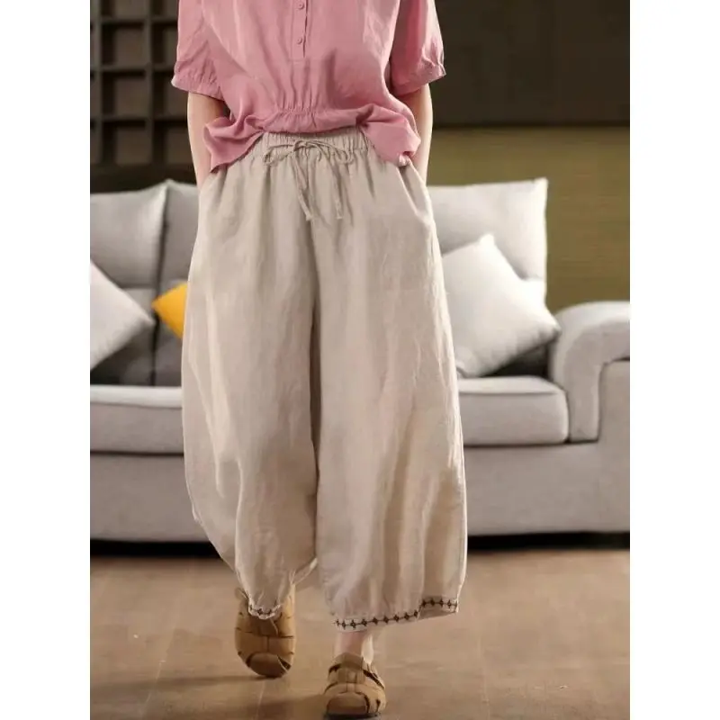 Новые летние винтажные брюки-фонарики с вышивкой для женщин, модные льняные свободные повседневные женские брюки с эластичным поясом и ремнями
Новые летние винтажные брюки-фонарики с вышивкой для женщин, модные льняные свободные повседневные женские брюки с эластичным поясом и ремнями