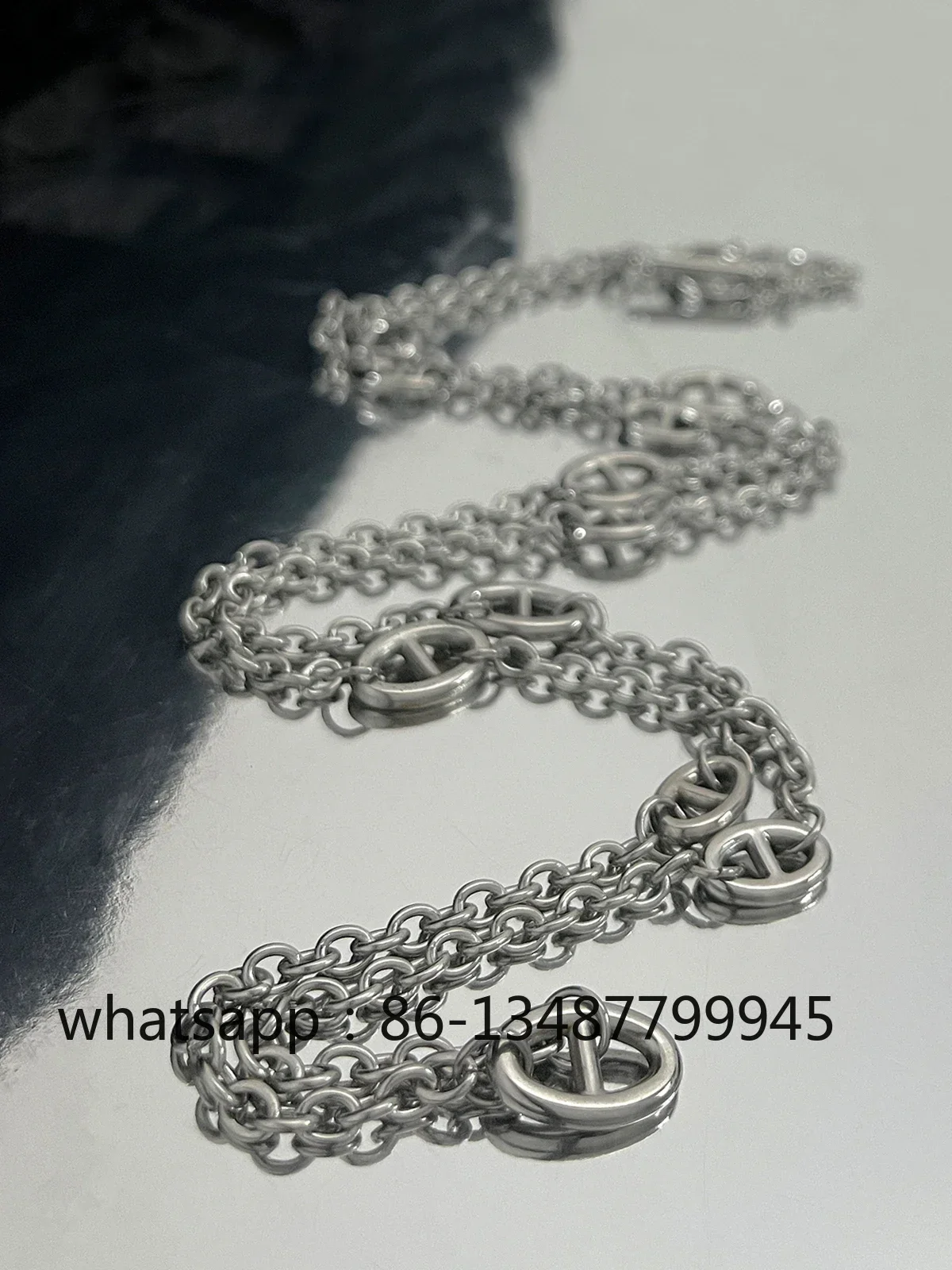 G-Overshare Design Is Minimalist, with A Pig Nose and Double-layer Clavicle Chain, Giving It A Sense of Luxury and Trendiness
G-Overshare Design Is Minimalist, with A Pig Nose and Double-layer Clavicle Chain, Giving It A Sense of Luxury and Trendiness