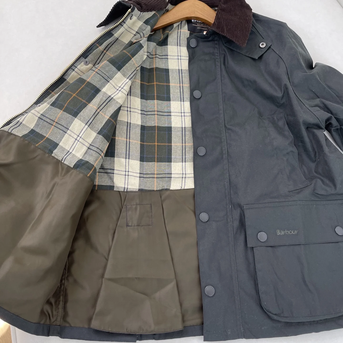 Barbour os Bedale Oil Wax Cai Wenjing тот же средний и длинный масляный воск куртка плащ
Barbour os Bedale Oil Wax Cai Wenjing тот же средний и длинный масляный воск куртка плащ