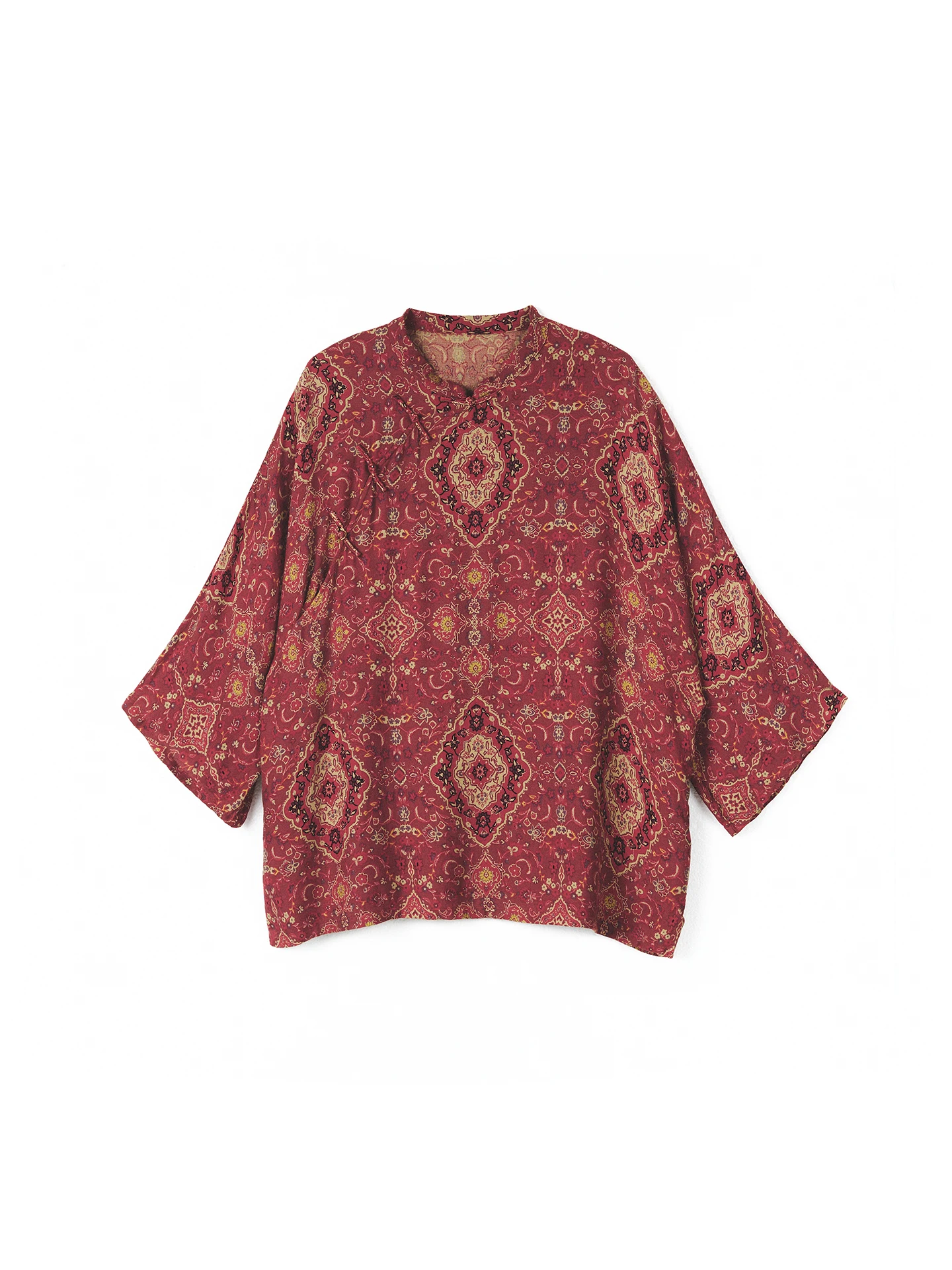 Женская летняя тонкая рубашка с художественным принтом, воротником-стойкой, пуговицами и боковыми разрезами, стандартного кроя, влагоотводящая.
Женская летняя тонкая рубашка с художественным принтом, воротником-стойкой, пуговицами и боковыми разрезами, стандартного кроя, влагоотводящая.