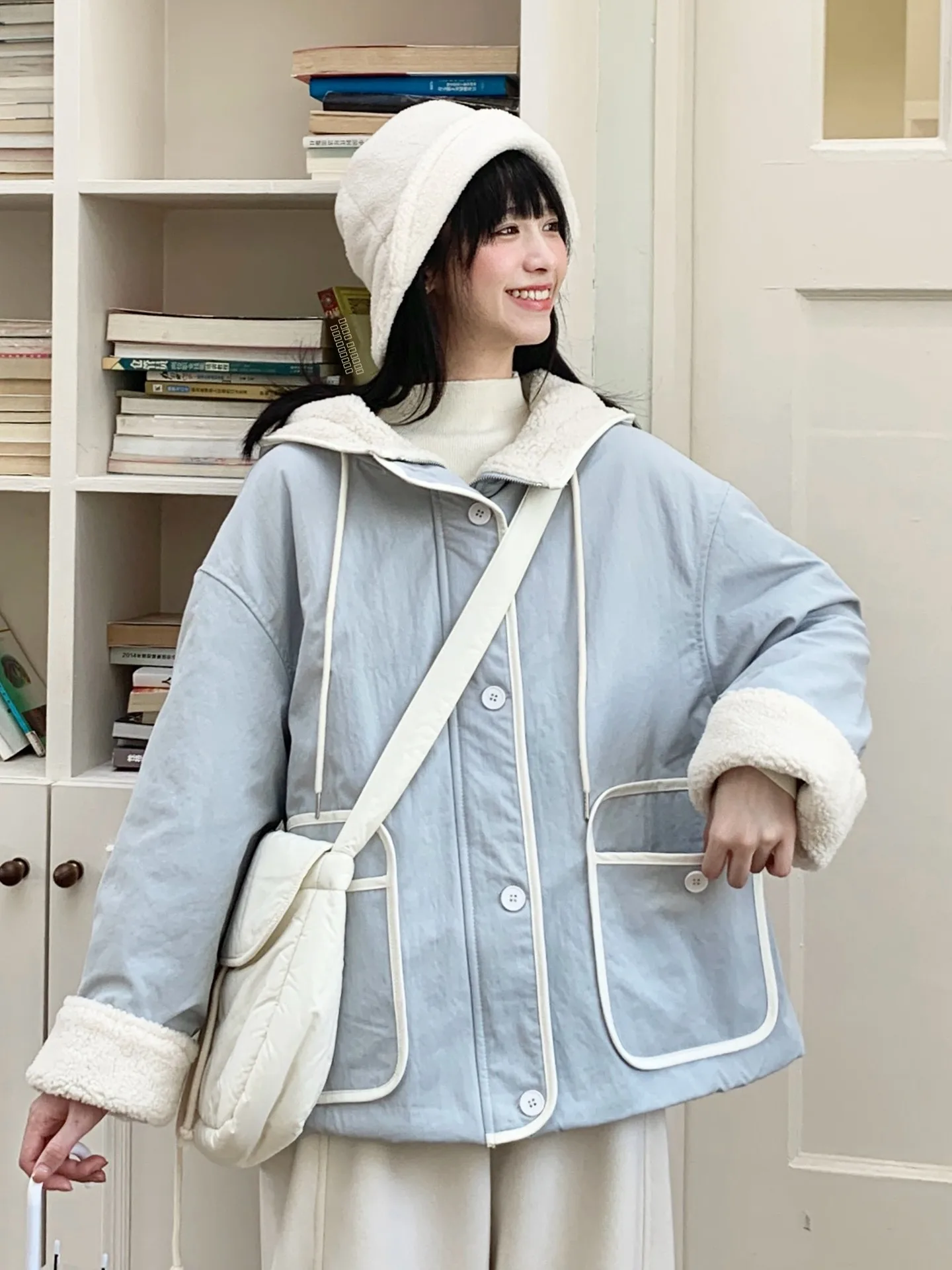 Зимняя утепленная куртка из овечьей шерсти с флисовой подкладкой, женское корейское короткое пальто с капюшоном, длинными рукавами и воротником на пуговицах
Зимняя утепленная куртка из овечьей шерсти с флисовой подкладкой, женское корейское короткое пальто с капюшоном, длинными рукавами и воротником на пуговицах