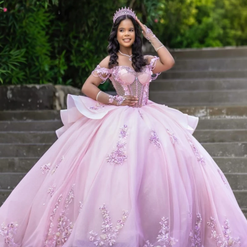 Розовые платья Quinceanera с открытыми плечами, бальное платье Sweet 16, кружевное платье с аппликацией и бисером, с кристаллами и бантом, тюлевое платье для дня рождения, Vestidos 15
Розовые платья Quinceanera с открытыми плечами, бальное платье Sweet 16, кружевное платье с аппликацией и бисером, с кристаллами и бантом, тюлевое платье для дня рождения, Vestidos 15