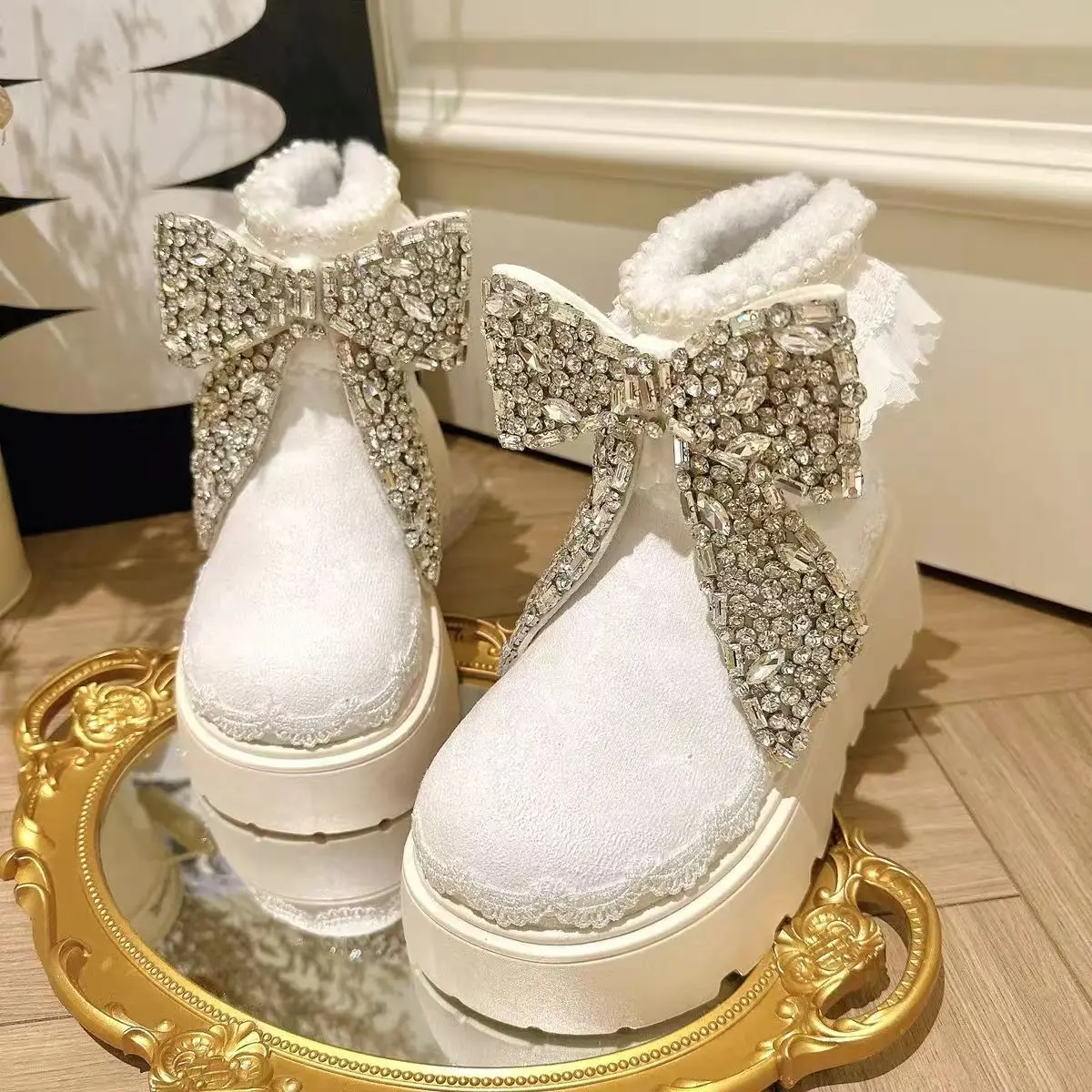 White pearl rhinestone lace beaded thick-soled snow boots, fur one-piece thickened women's cotton shoes 35-39
White pearl rhinestone lace beaded thick-soled snow boots, fur one-piece thickened women's cotton shoes 35-39