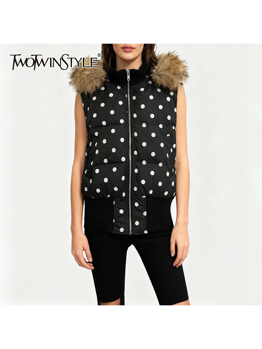 TWOTWINSTYLE хит цвета сращенные волнистые модные жилеты для женщин с воротником с капюшоном без рукавов лоскутный меховой жилет женская одежда
TWOTWINSTYLE хит цвета сращенные волнистые модные жилеты для женщин с воротником с капюшоном без рукавов лоскутный меховой жилет женская одежда