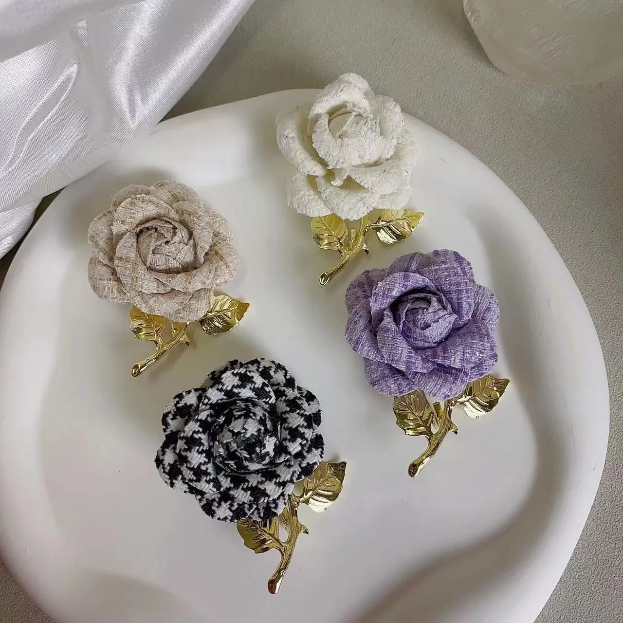 Women Girls Classic Elegant Cammelia Cloth Brooches Badges Fashion Vintage Lady Flower Plaid Party Wedding Pins Accessories
Women Girls Classic Elegant Cammelia Cloth Brooches Badges Fashion Vintage Lady Flower Plaid Party Wedding Pins Accessories
