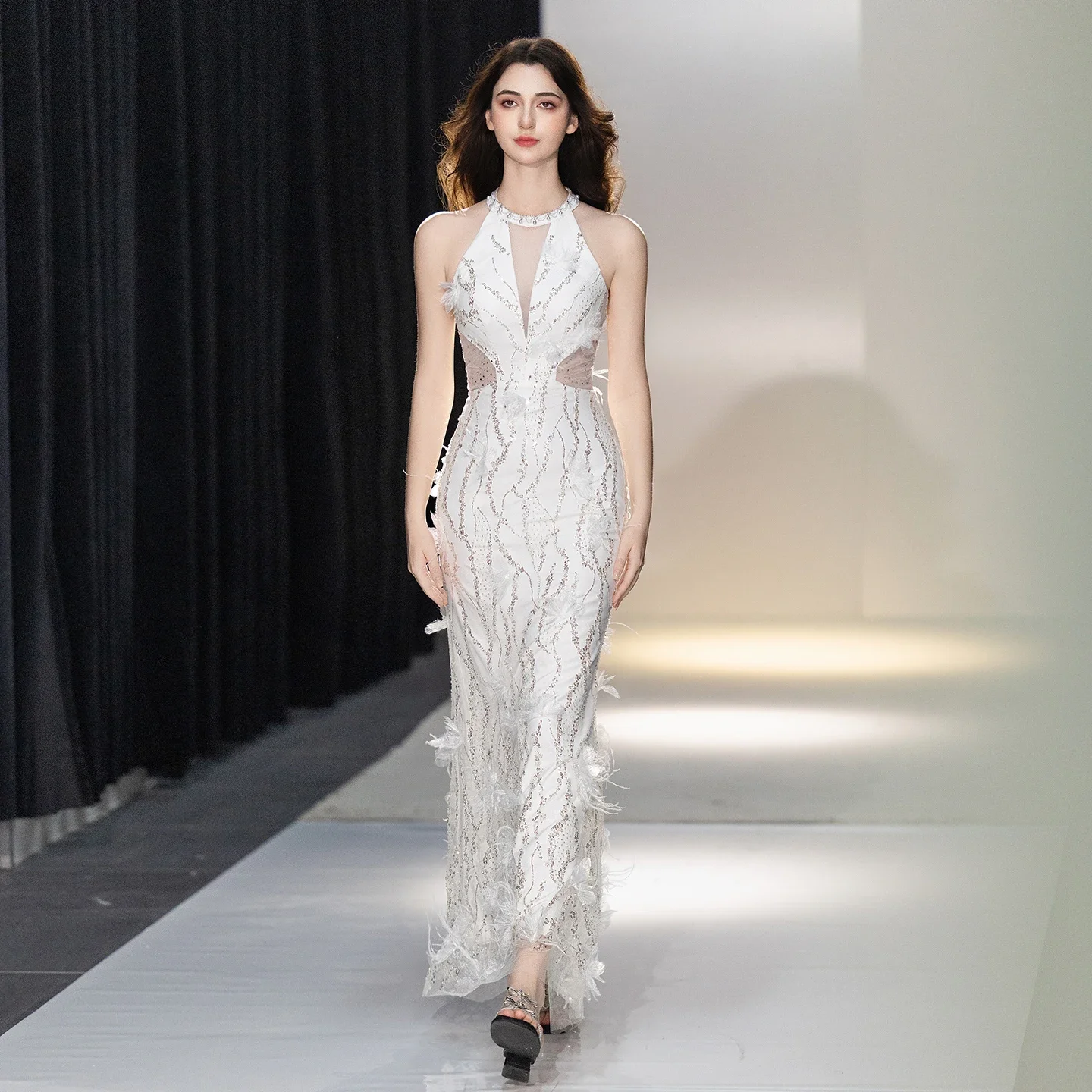 Sparkly Beaded 3D Feather Mermaid Prom Dress White Halter Mesh Cutout Floor Length Evening Wedding Gown
Sparkly Beaded 3D Feather Mermaid Prom Dress White Halter Mesh Cutout Floor Length Evening Wedding Gown