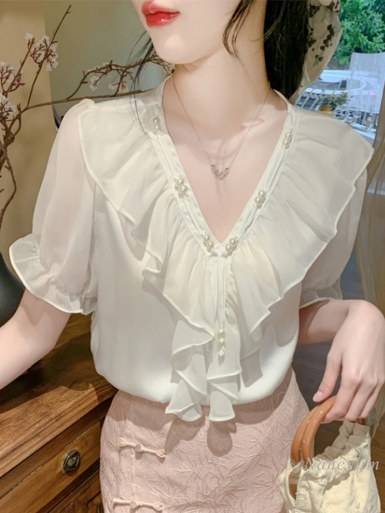 Ruffled Short Sleeves White Chiffon Shirt Women's 2024 New Summer Beaded V Neck Top Loose Belly-Covering Design Chic Shirts
Ruffled Short Sleeves White Chiffon Shirt Women's 2024 New Summer Beaded V Neck Top Loose Belly-Covering Design Chic Shirts