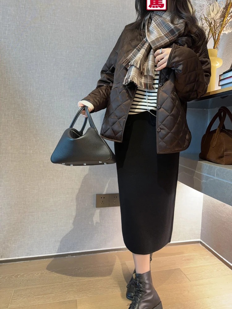 Slimming Diamond Quilted Cotton Jacket Lightweight Silk Filled Loose round Neck Outerwear for Women Fall Season Fashionable
Slimming Diamond Quilted Cotton Jacket Lightweight Silk Filled Loose round Neck Outerwear for Women Fall Season Fashionable