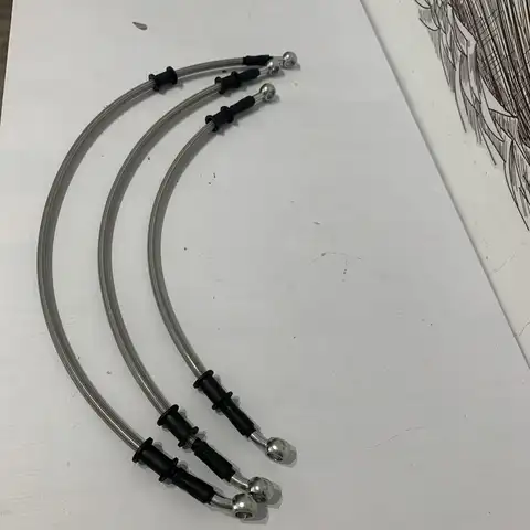 Gli accessori moto hanno anche tubi del sistema frenante, tubi dell'olio dei freni, gola in acciaio, tubi dei freni a disco, estremità 40-150 cm, 28 °