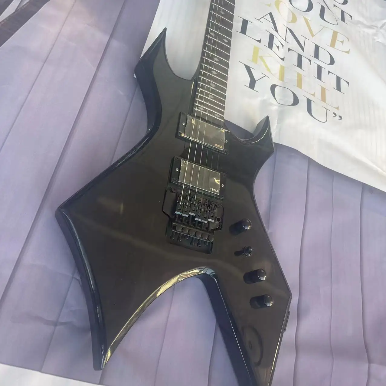 B. C-style 6-string electric guitar split body electric guitar, black body, high gloss, rose wood fingerboard, maple wood track,
B. C-style 6-string electric guitar split body electric guitar, black body, high gloss, rose wood fingerboard, maple wood track,