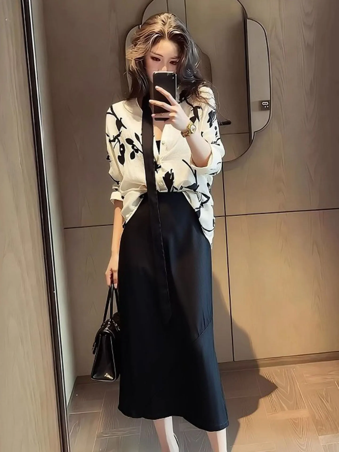 Комплект из блузки и юбки с цветочным принтом Ele: женский деловой костюм-двойка, весна 2026, с завышенной талией, роскошный дизайн
Комплект из блузки и юбки с цветочным принтом Ele: женский деловой костюм-двойка, весна 2026, с завышенной талией, роскошный дизайн