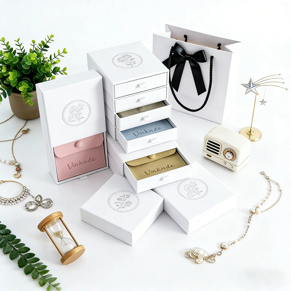 White Jewelry Storage Drawer Boxes Personalization Logo Paperboard Boxes for Ring Earring Wedding Gift Microfiber Snap Bag Pouch
White Jewelry Storage Drawer Boxes Personalization Logo Paperboard Boxes for Ring Earring Wedding Gift Microfiber Snap Bag Pouch